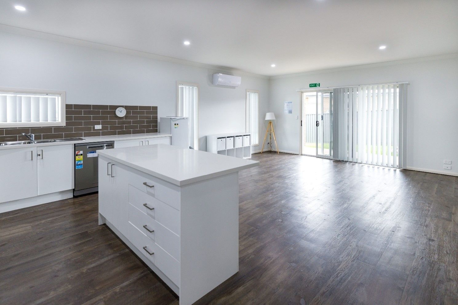 NSWORA G Kitchen w island NEW