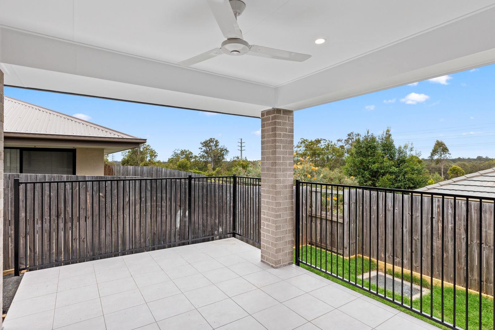 009 Open2view_ID782706-13a_Carron_Court