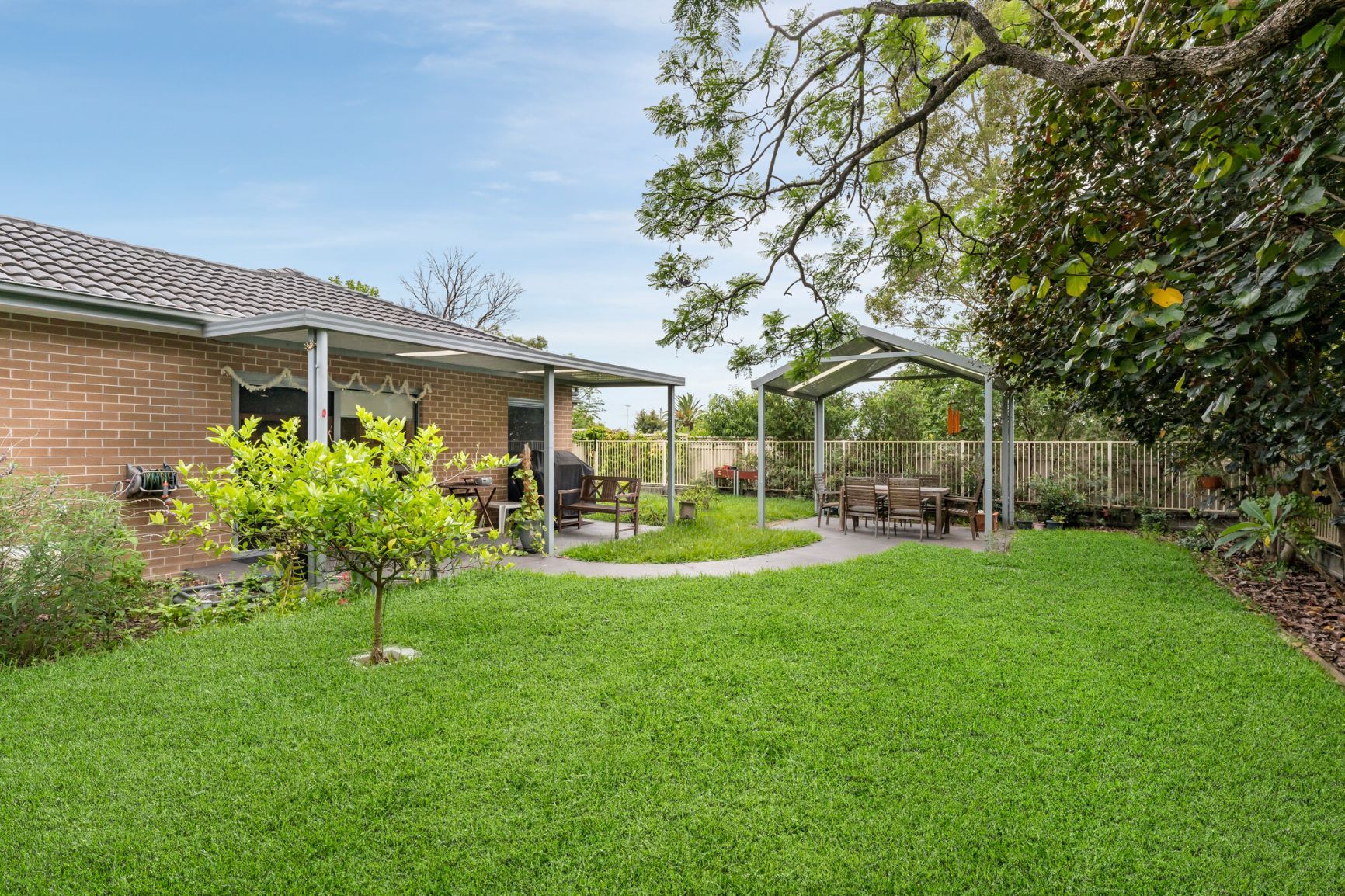 Emu Plains backyard med