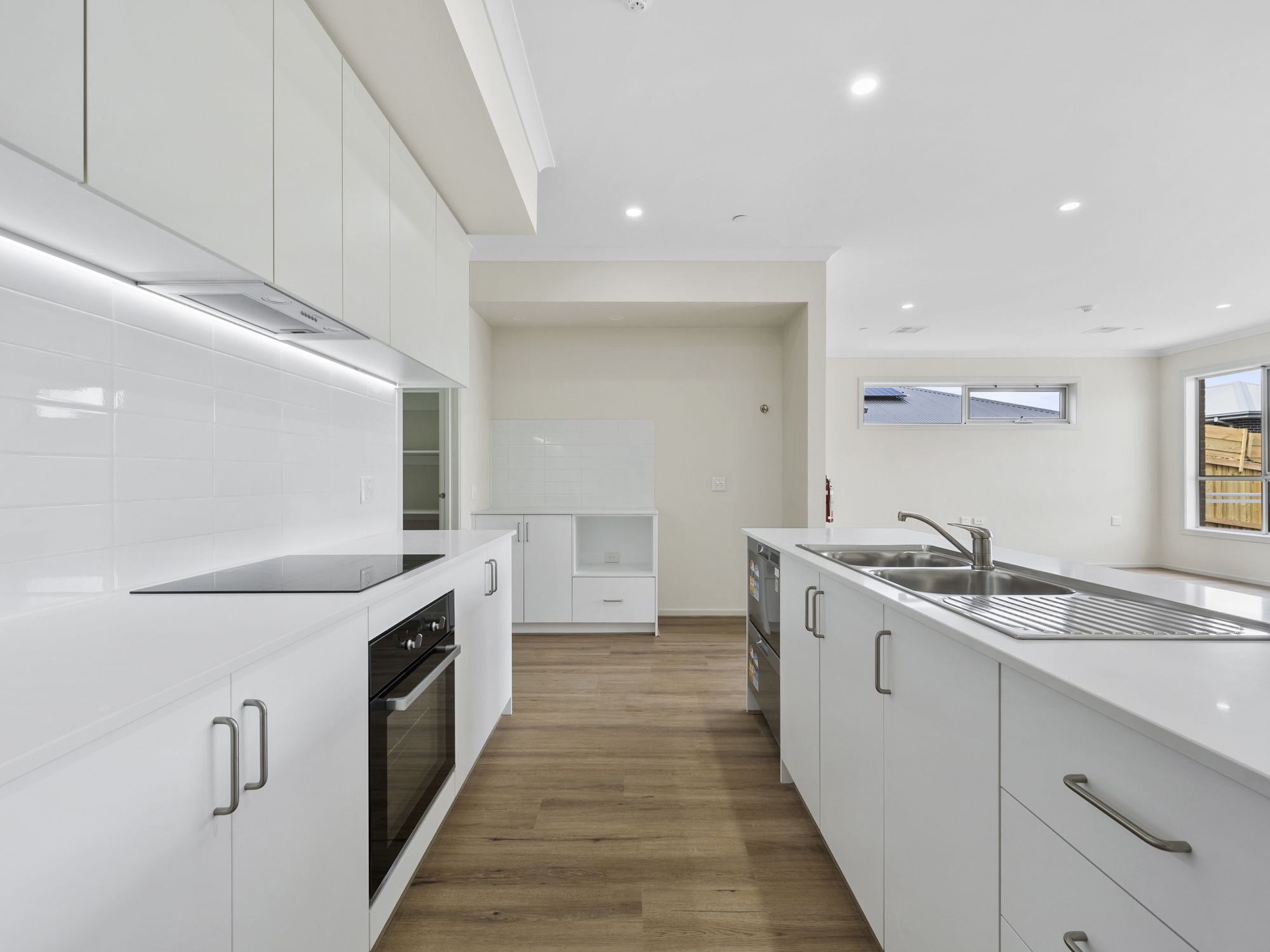 001 Open2view_ID884256-25_Nightmarch_Street