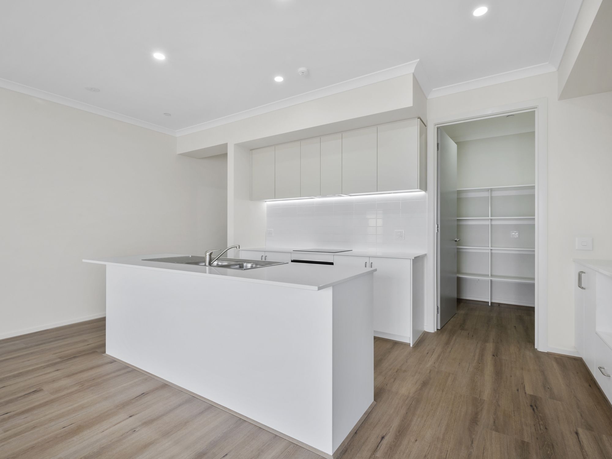 007 Open2view_ID884256-25_Nightmarch_Street