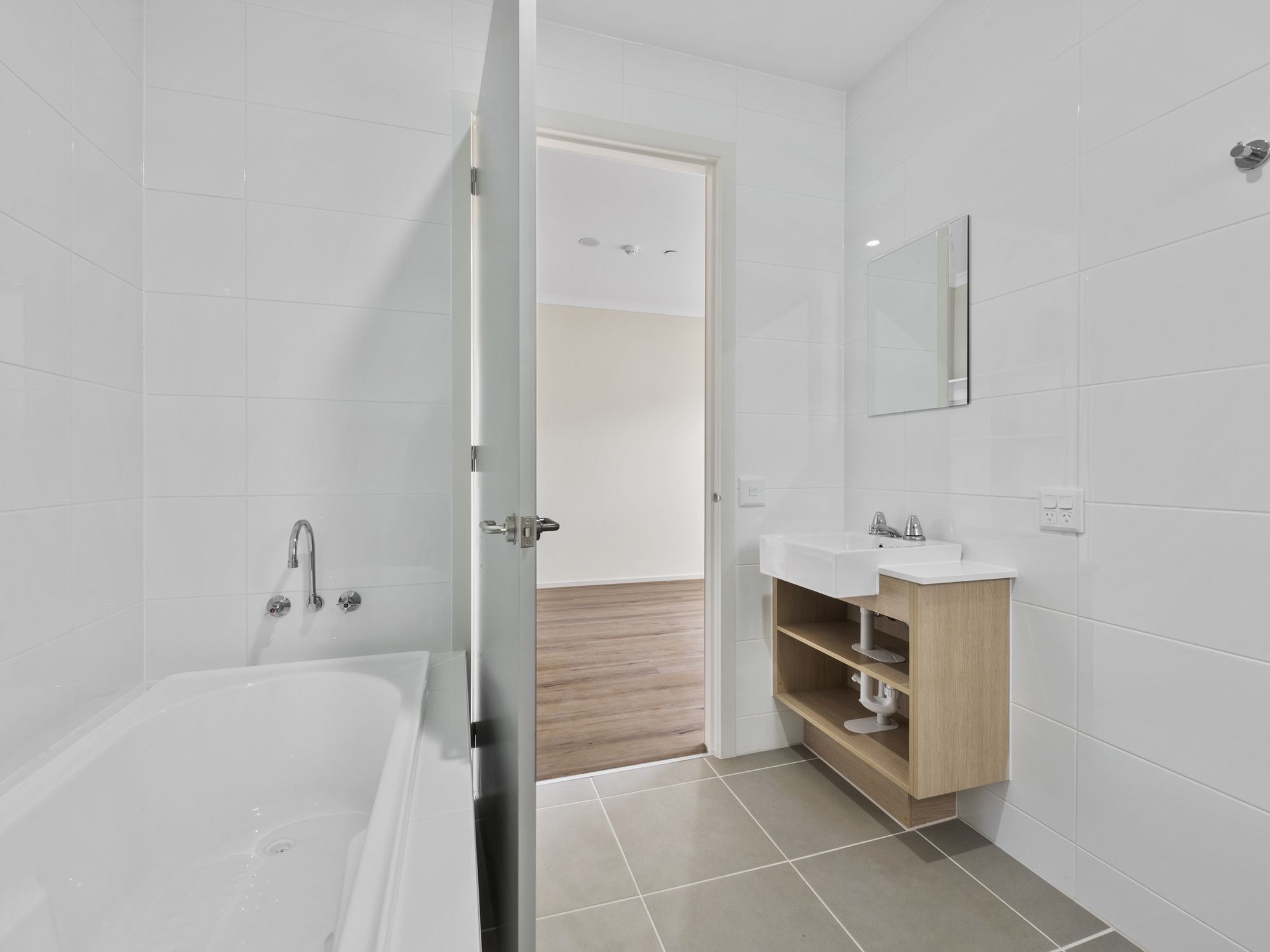 005 Open2view_ID884256-25_Nightmarch_Street