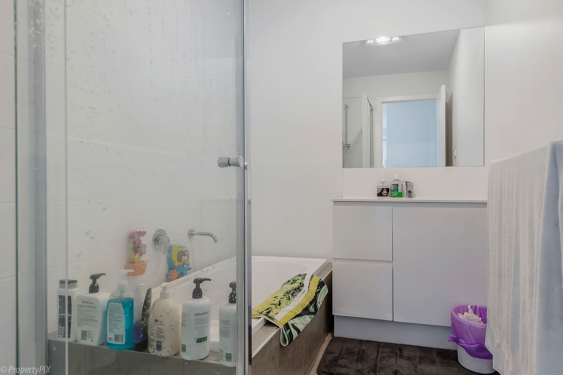 2 37 Menin Dr- bathroom