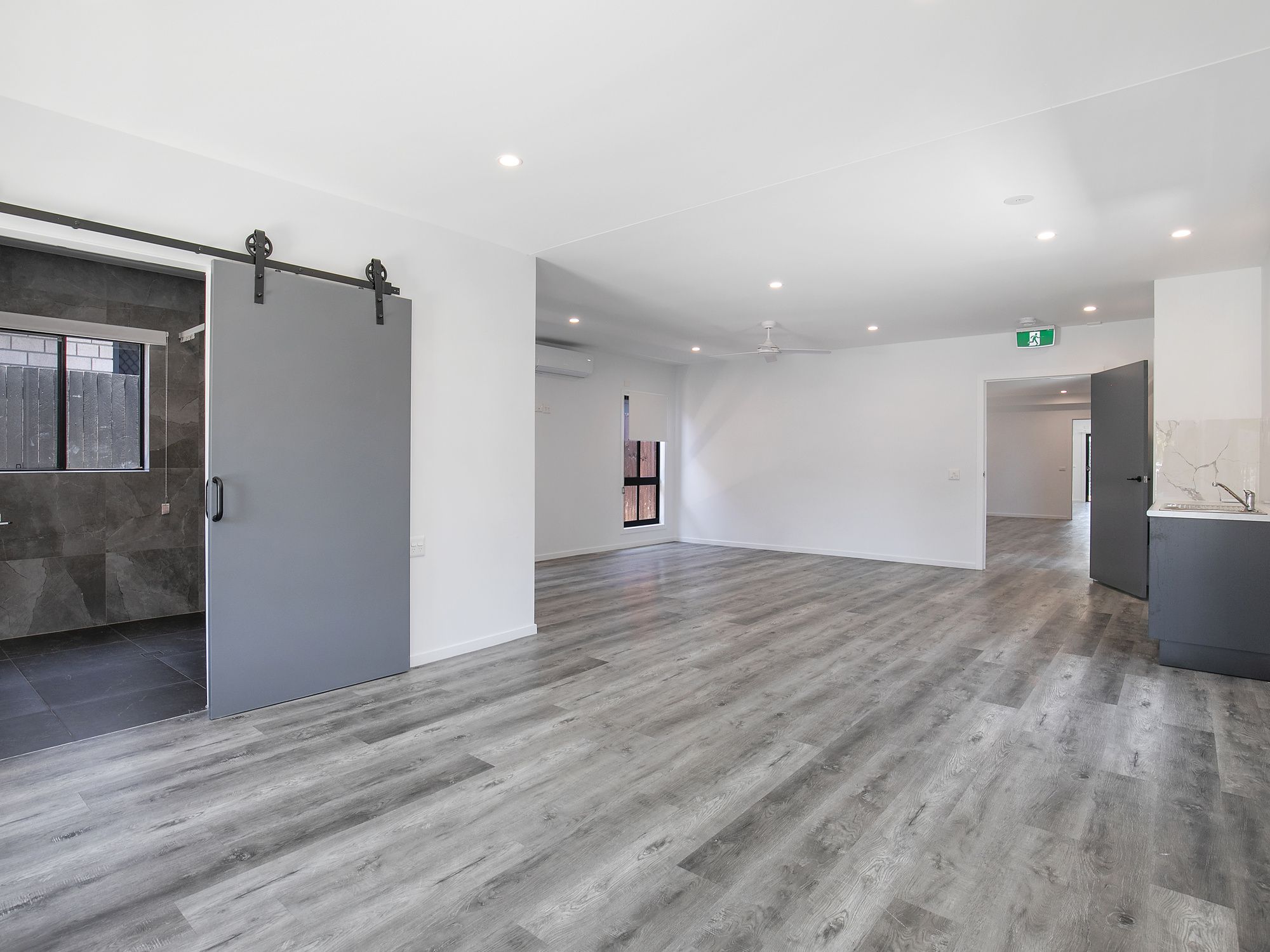 003 Open2view_ID850861-1_Dresden_Street