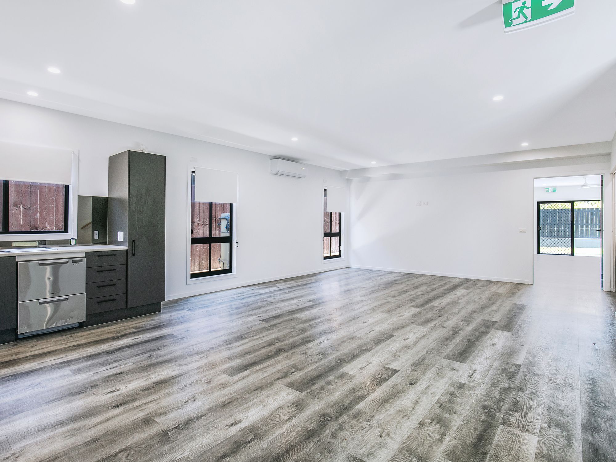 005 Open2view_ID850861-1_Dresden_Street