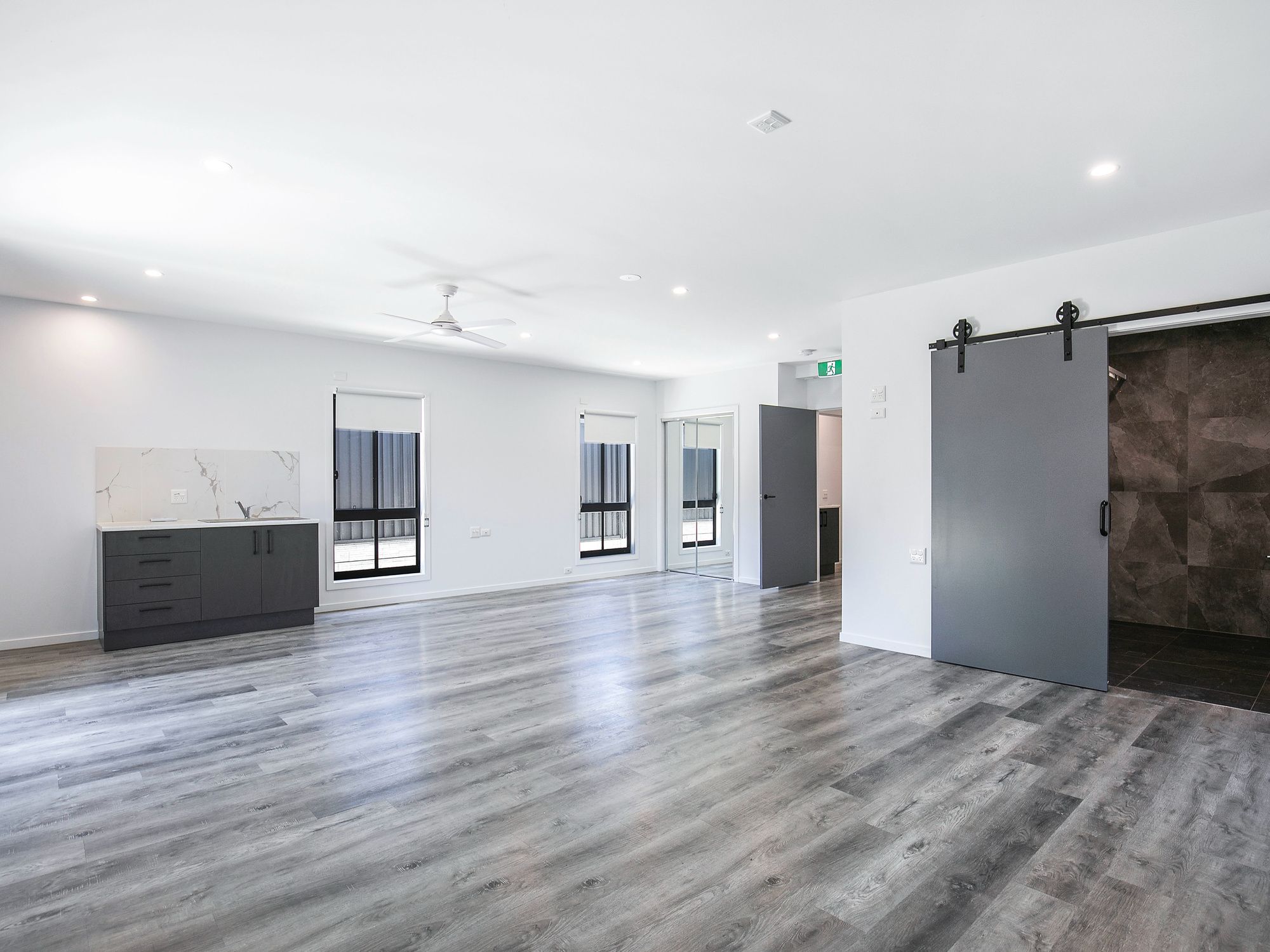 008 Open2view_ID850861-1_Dresden_Street