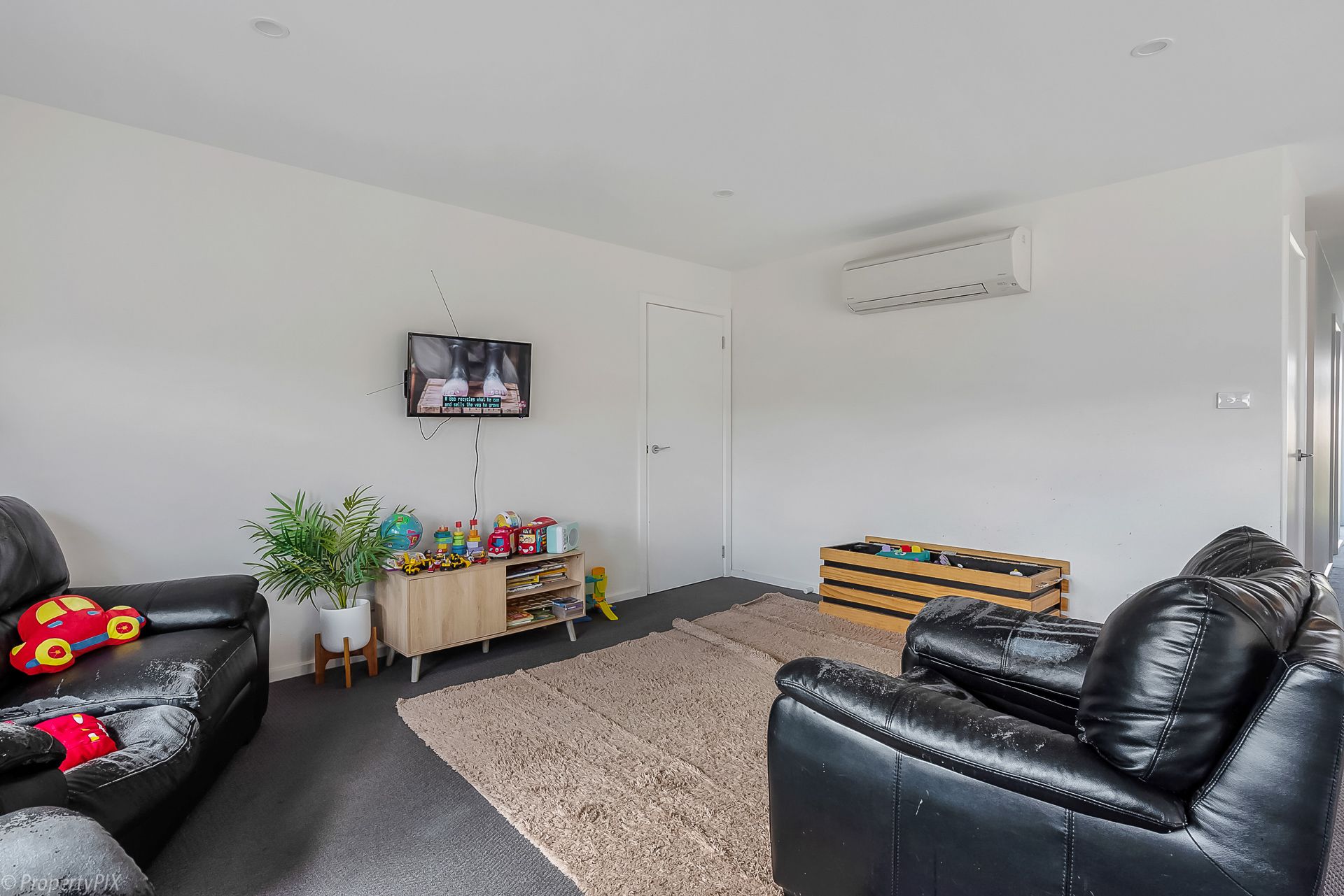 2 37 Menin Dr- Lounge