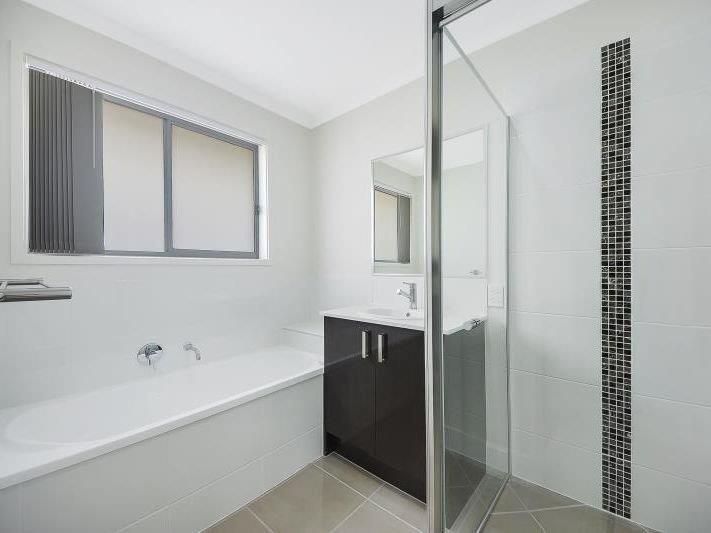 Berkingham 21   main bathroom