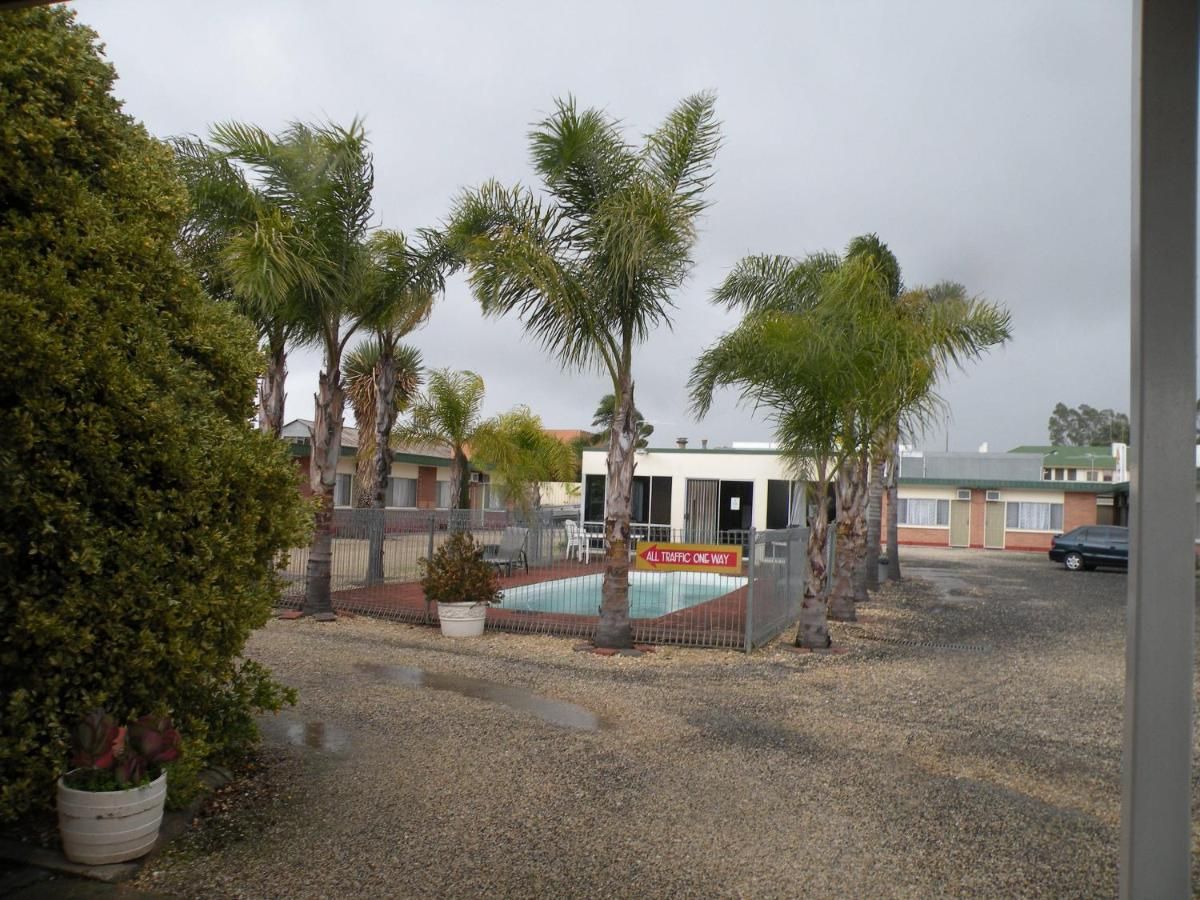 pool and front entry corowa motor inn